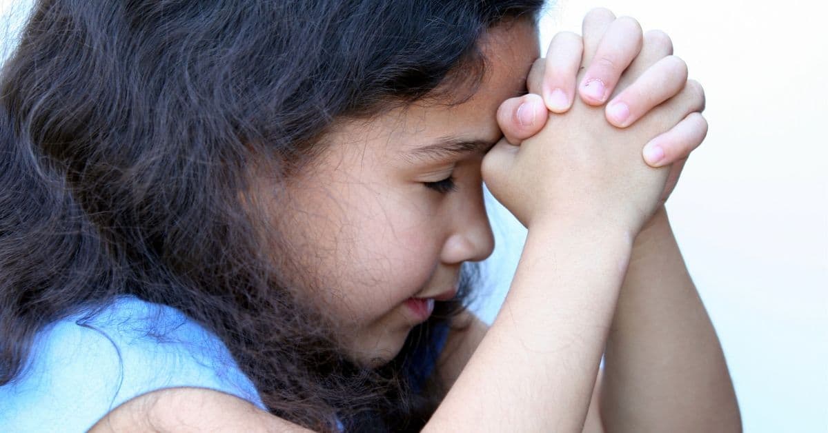 child prays